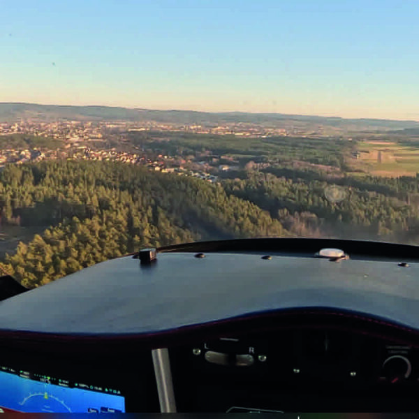Rundflug Weiden – Anflug auf die Stadt aus dem Cockpit eines Ultraleichtflugzeugs